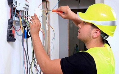 Trabajador desarmando tablero eléctrico 