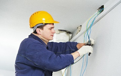 Trabajador reparando intalación eléctrica